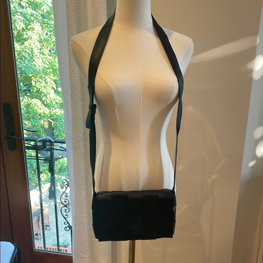 Elegant Black Woven Vegan Leather Crossbody Bag Purse - Picture 3 of 6